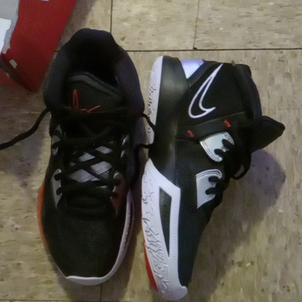 Kyrie - Picture 2 of 3